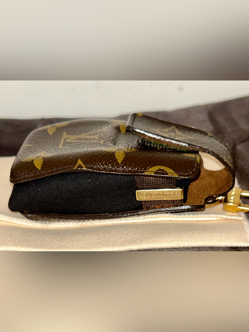Louis Vuitton Monogram Etui
TelePhone International PM, Collectable - Picture 7 of 12